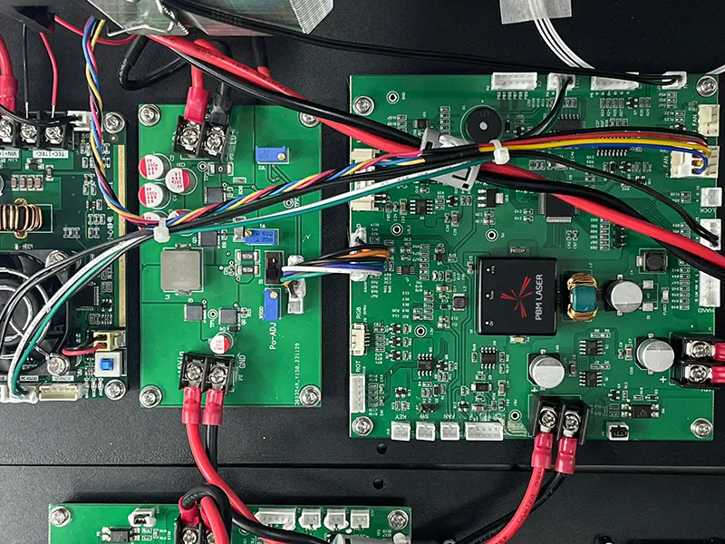 Μονάδα λέιζερ πολλαπλών μήκων κύματος για χειρουργική επέμβαση